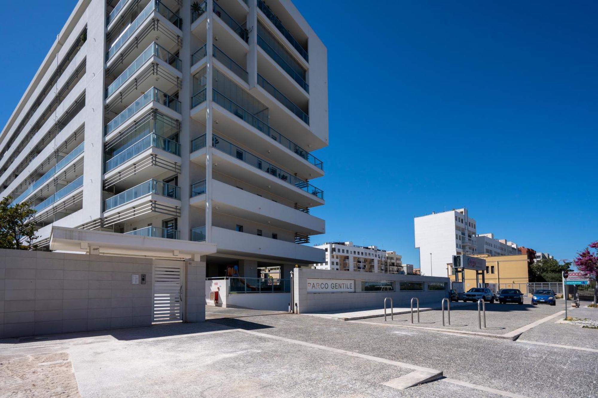Kind Park - Sleek Apartment With Terrace & Parking Bari Exteriör bild